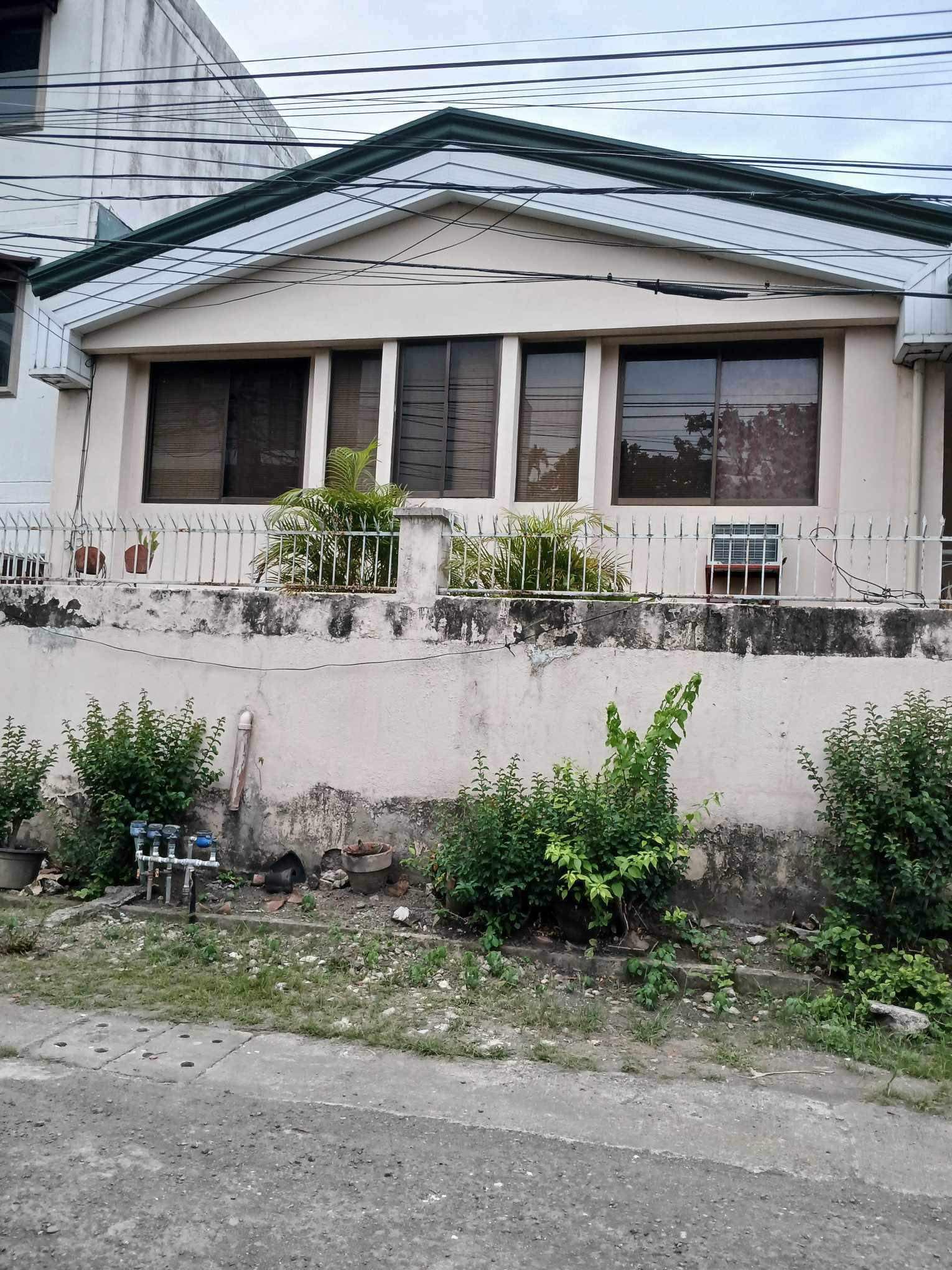 House and Lot for Sale in Horseshoe drive banawa - photo 2