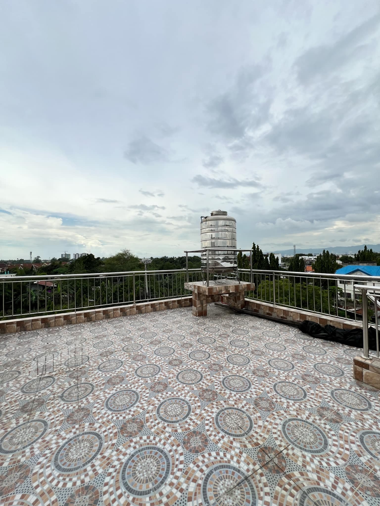 INCOME GENERATING PROPERTY 3 COMMERCIAL UNITS WITH 3 STOREY HOUSE AND 5 APARTMENTS - photo 4