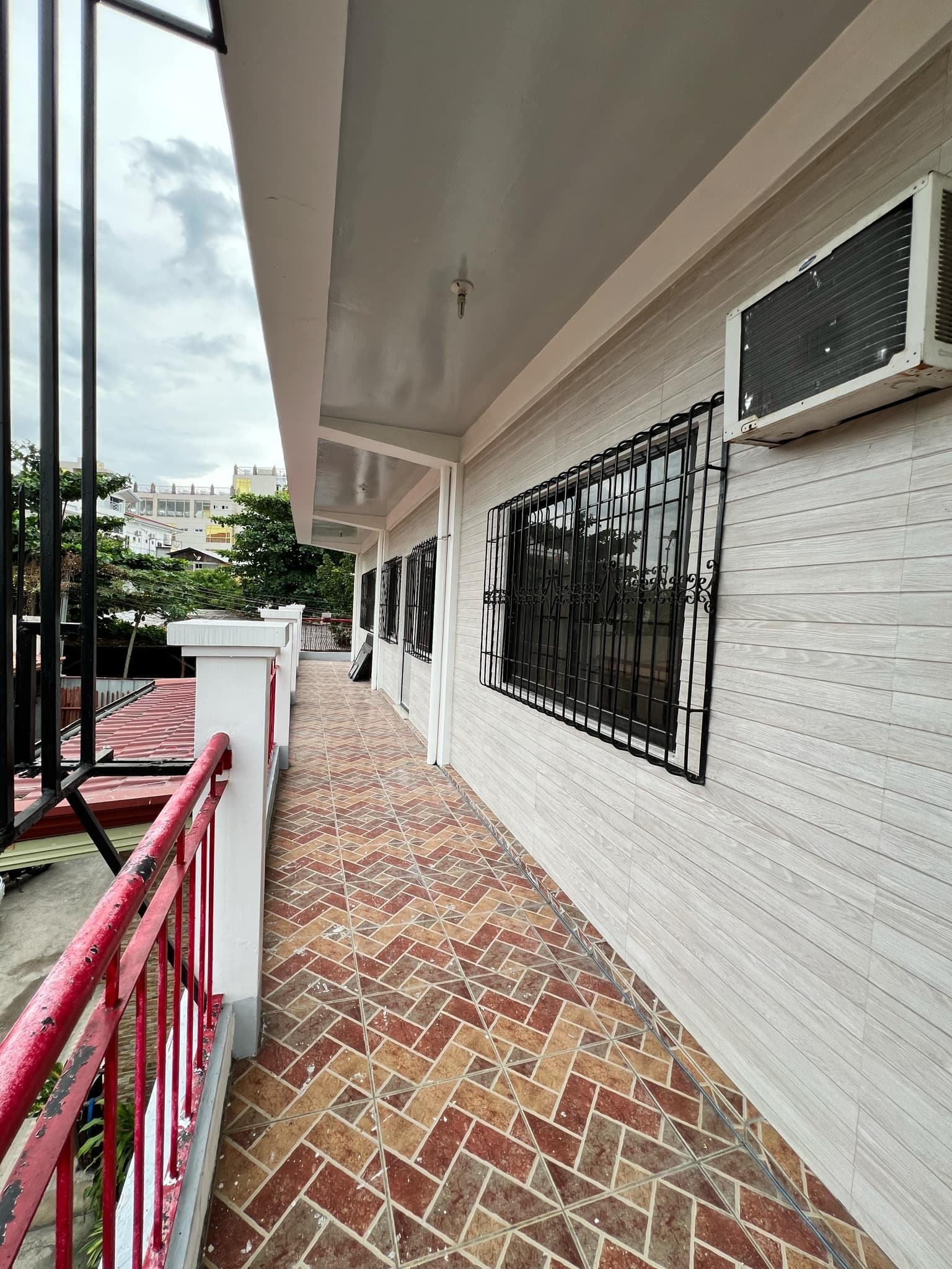 INCOME GENERATING PROPERTY 3 COMMERCIAL UNITS WITH 3 STOREY HOUSE AND 5 APARTMENTS - photo 2