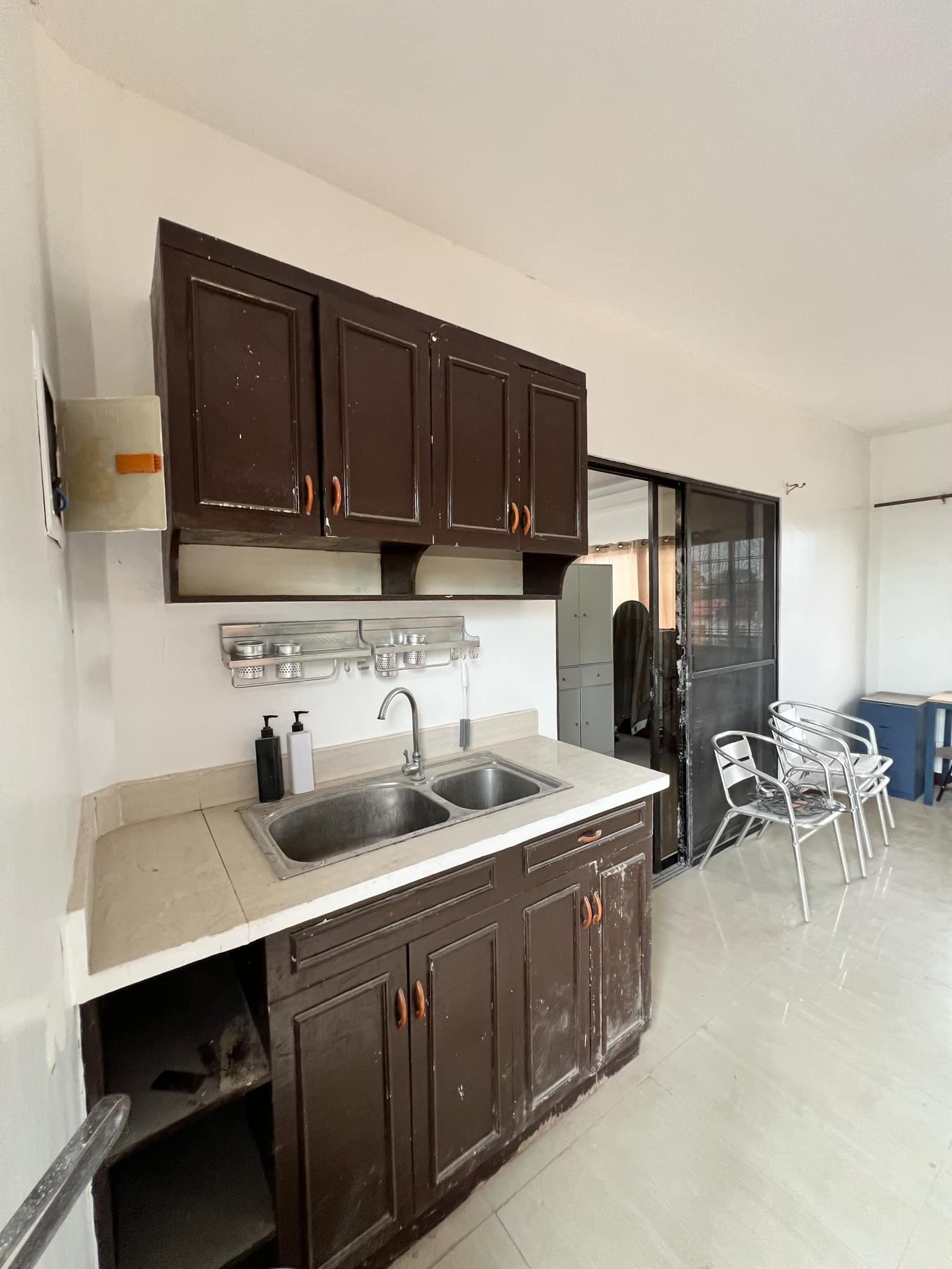 INCOME GENERATING PROPERTY 3 COMMERCIAL UNITS WITH 3 STOREY HOUSE AND 5 APARTMENTS - photo 3