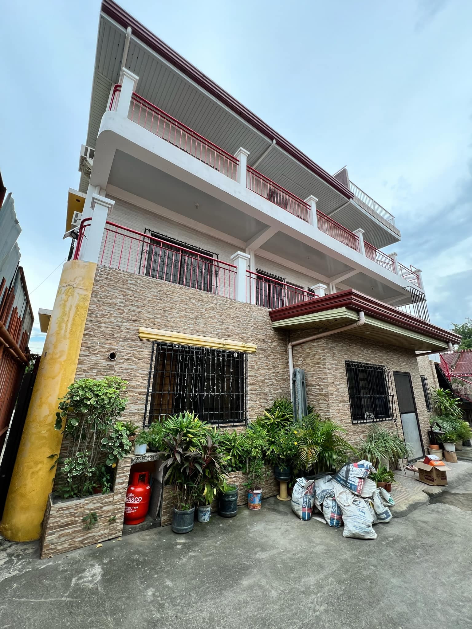 INCOME GENERATING PROPERTY 3 COMMERCIAL UNITS WITH 3 STOREY HOUSE AND 5 APARTMENTS - photo 1