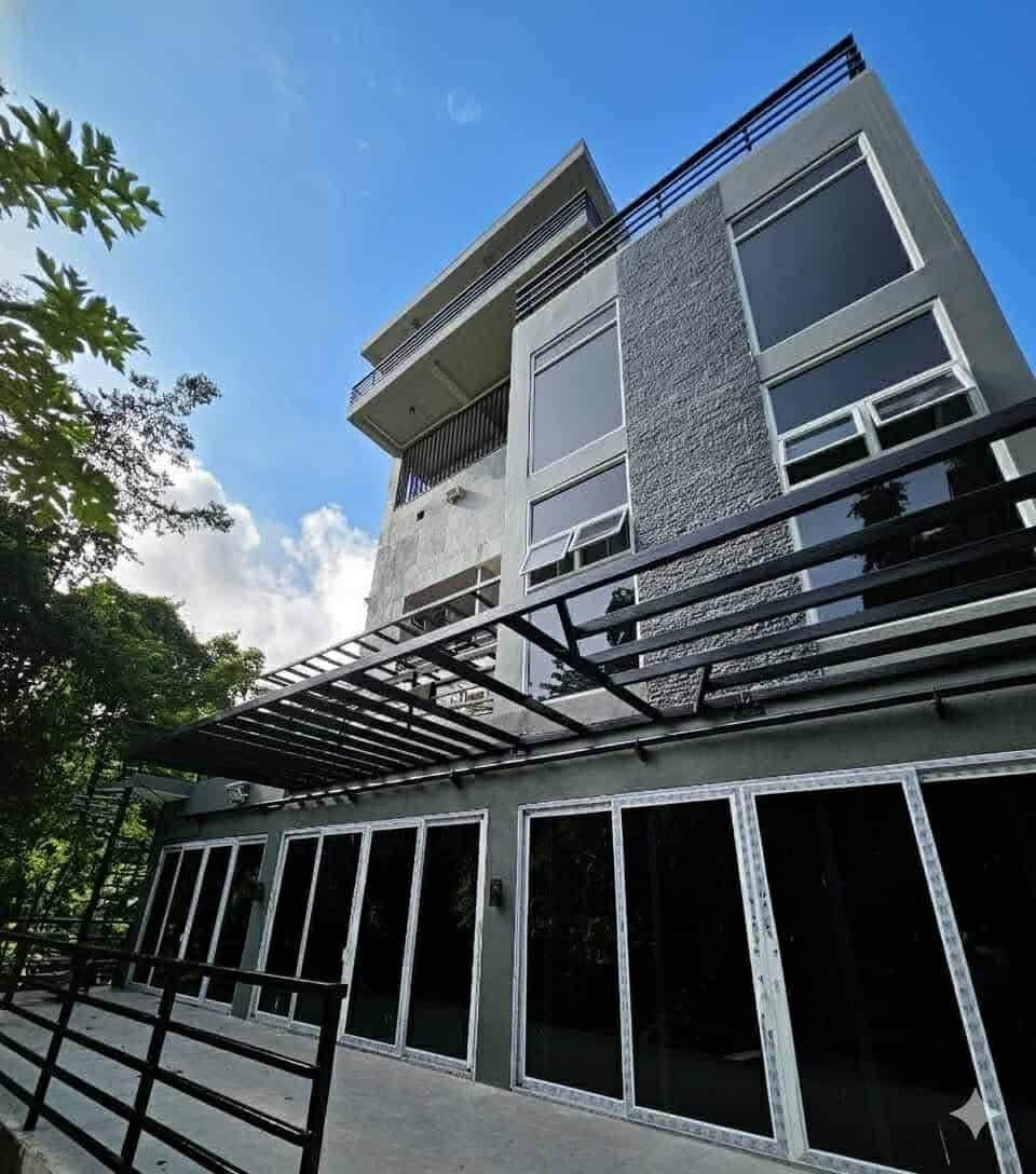Ultra-Luxury Brand New 6-Storey House & Lot for Sale with Elevator access & Swimming Pool - photo 1