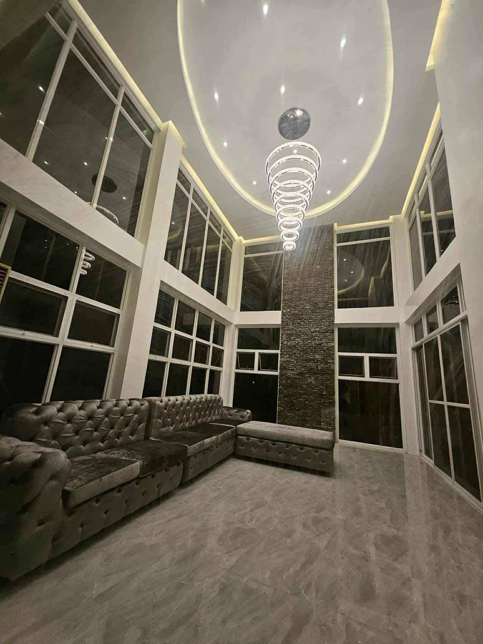 Ultra-Luxury Brand New 6-Storey House & Lot for Sale with Elevator access & Swimming Pool - photo 4