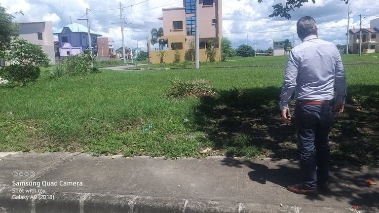 RUSH SALE CLEAN TITLED COMBINED RESIDENTIAL LOT JUST 15 TO 20 MINUTES AWAY FROM MALL OF ASIA & AIRPORT - photo 2