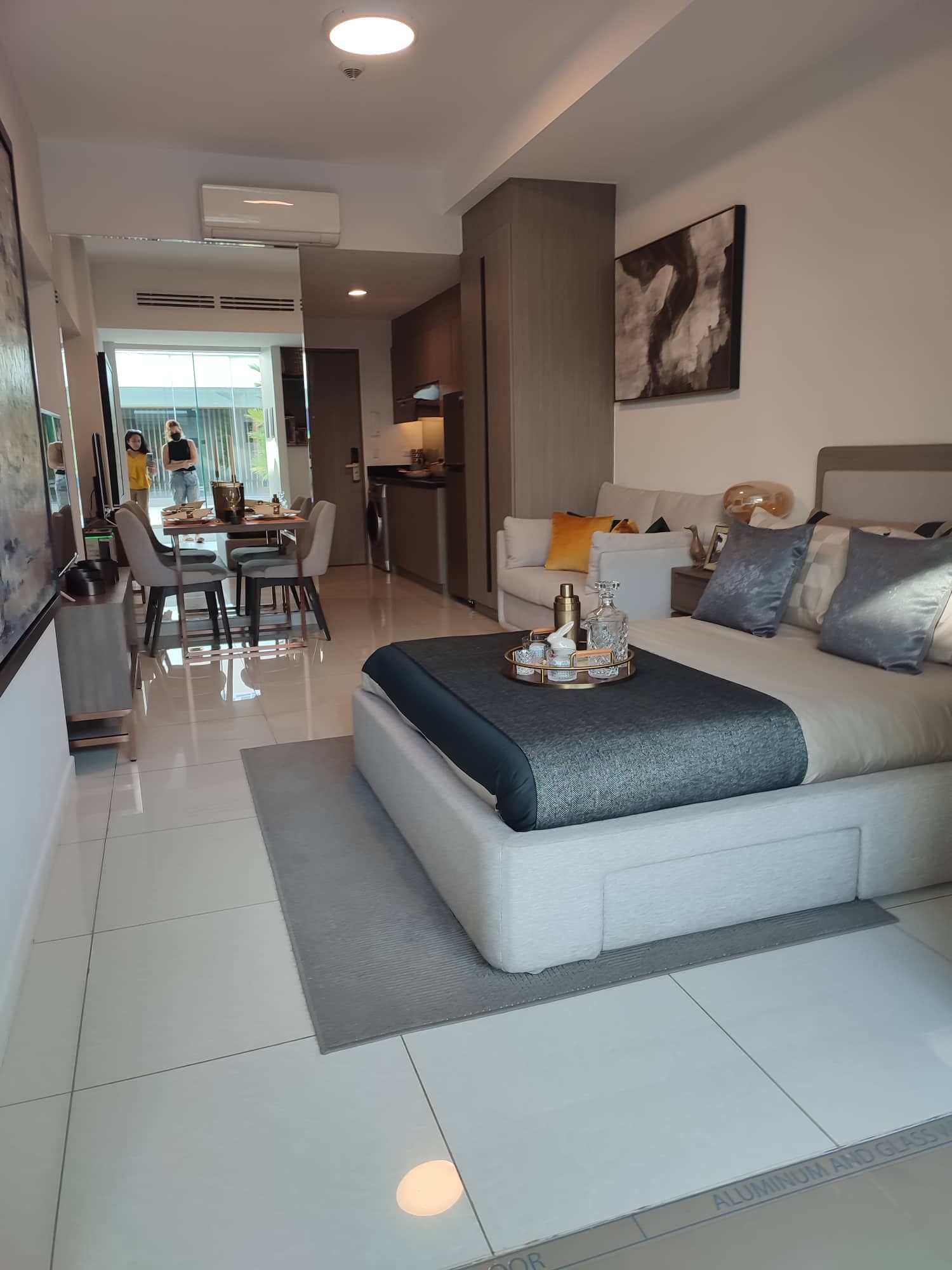 For Assume Mandani Bay Studio unit with balcony - photo 4