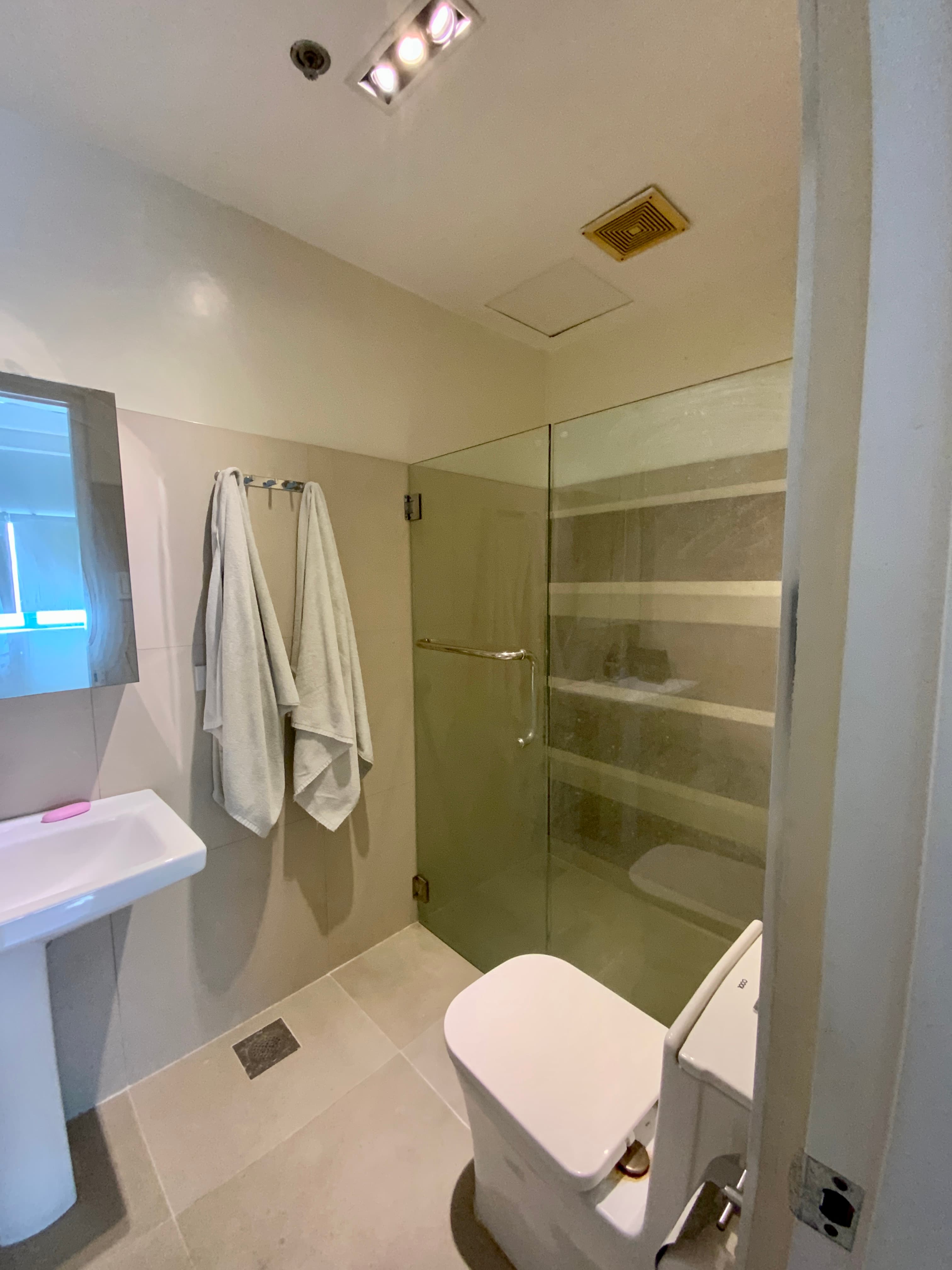 Spacious and well-lit 1 bedroom condo - photo 7