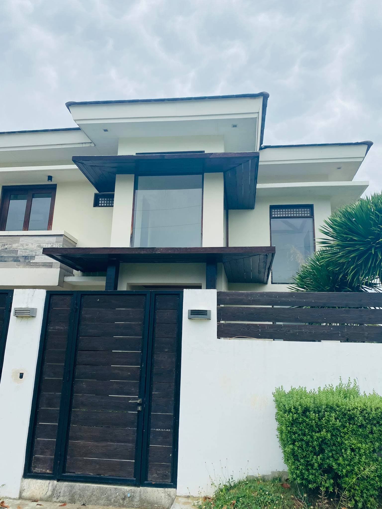 ROYAL ESTATES HOUSE AND LOT FOR SALE!