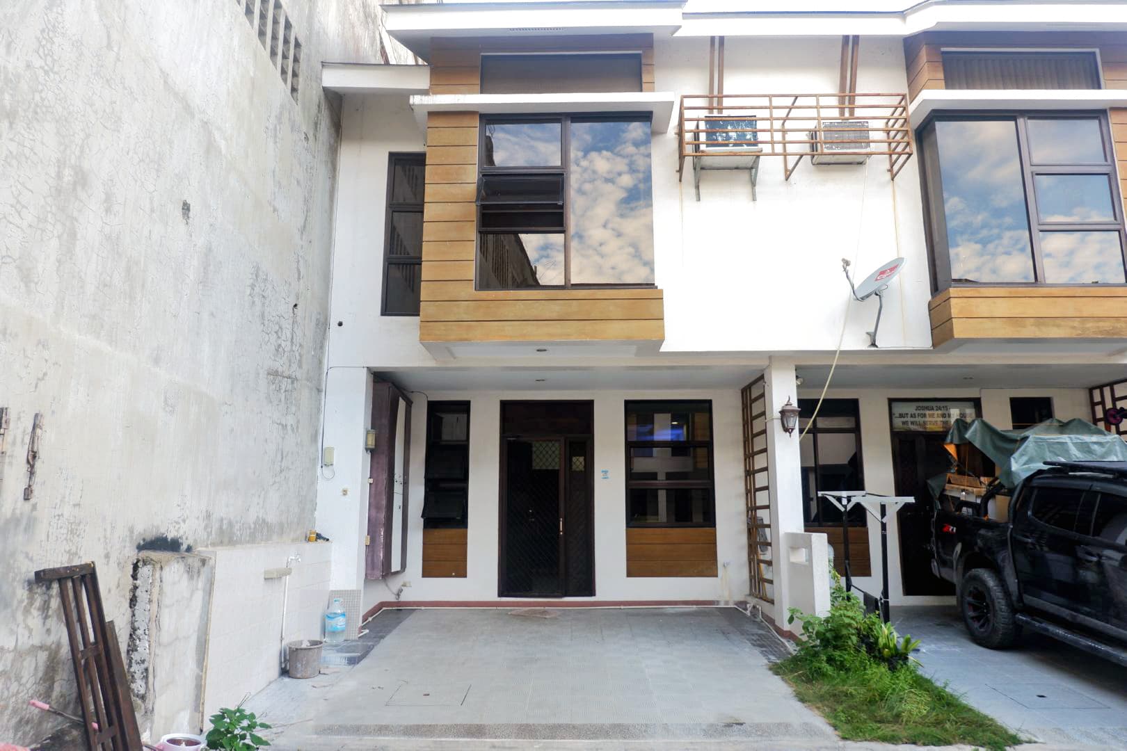 FULLY-FURNISHED 4BR/2Car End-Unit TOWNHOUSE in Banawa, Cebu