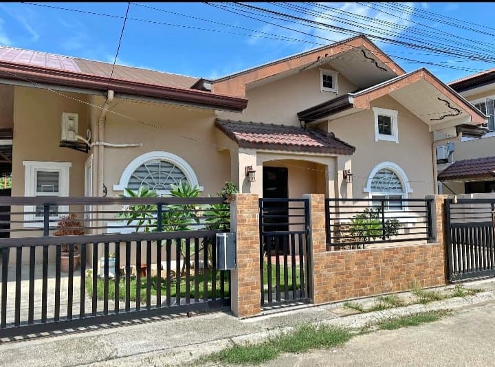 HOUSE & LOT IN COLLINWOOD
