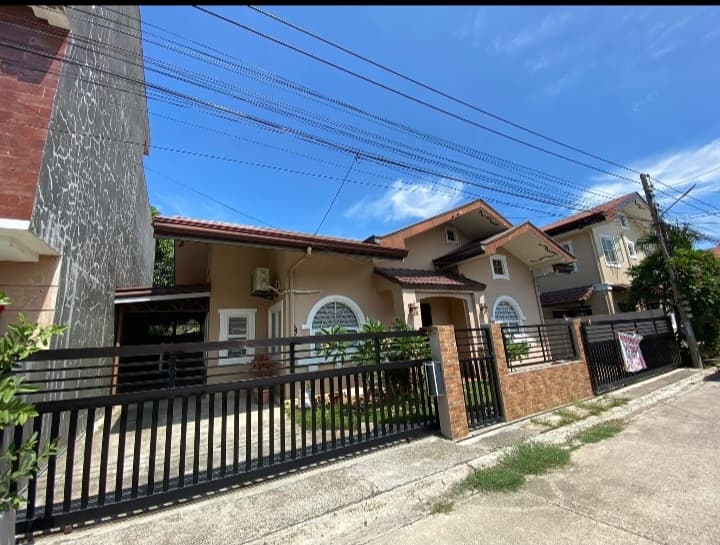 HOUSE & LOT IN COLLINWOOD - photo 2