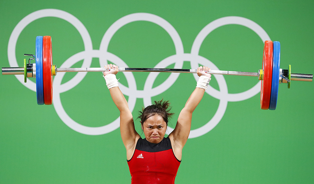 epa05462511 Hidilyn Diaz of the Philippines competes during the women's 53kg category of the Rio 2016 Olympic Games Weightlifting events at the Riocentro in Rio de Janeiro, Brazil, 07 August 2016. EPA/NIC BOTHMA