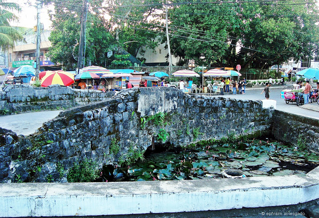 Walk across Puente de la Riena